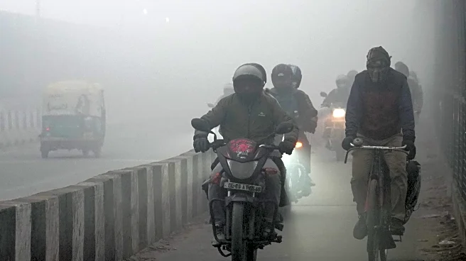 Delhi chokes under ‘very poor’ air as smog disrupts travel, temperatures dip