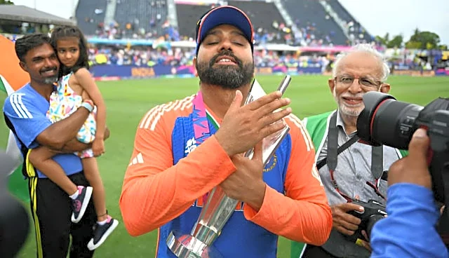 [WATCH] World Cup-winning captains Rohit Sharma, Harmanpreet Kaur, Deepika TC honoured at star-studded event