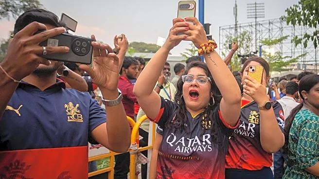 Cases of multiple mobile phones stolen from Chinnaswamy Stadium surface during RCB vs SRH match