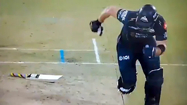 [WATCH] Glenn Phillips wins the internet after completing a run without his bat during DC vs GT