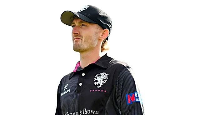 Lewis Goldsworthy signs contract extension with Somerset