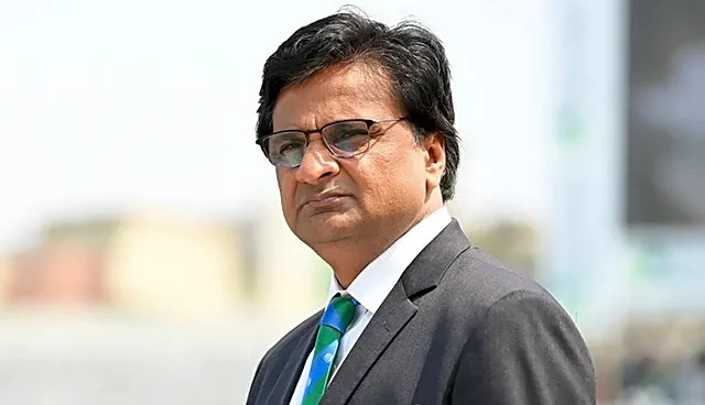 Javagal Srinath's Bengaluru Metro photo goes viral, fans praise ex-India star's simplicity