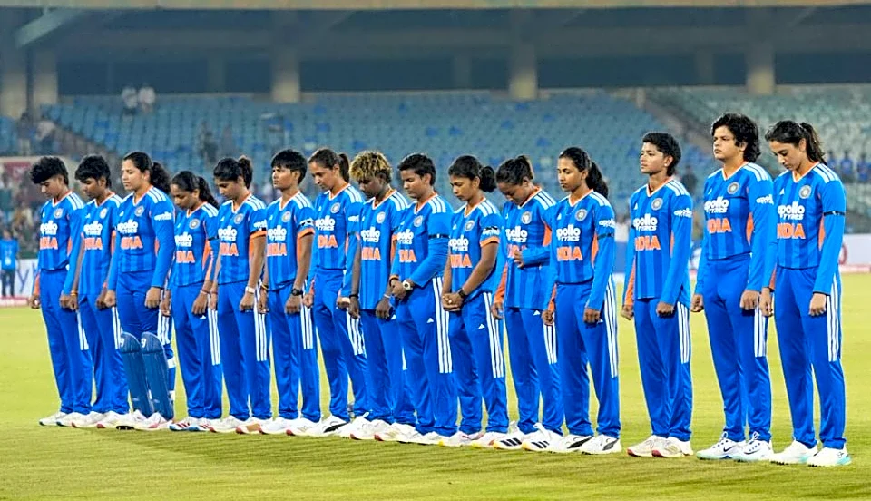 India and Zimbabwe wear black armbands to honour Sarah Dambanevana