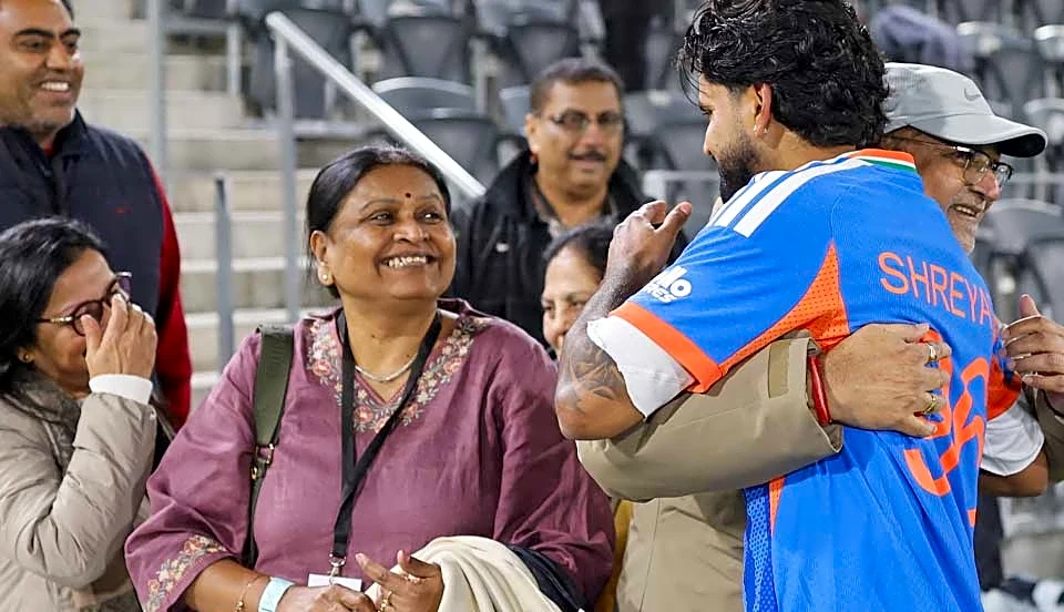 Shreyas Iyer hugs parents after India's thrilling win over New Zealand in 1st T20I