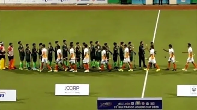 Sultan Of Johor Cup: India and Pakistan Set Aside Politics, Exchange High-Fives Before & After Thrilling 3–3 Draw