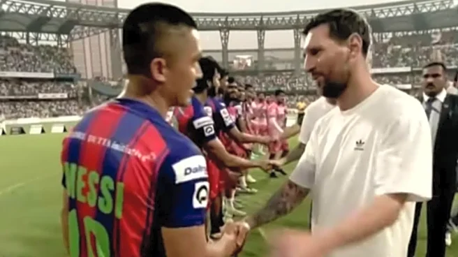 When Legends Meet! Lionel Messi and Sunil Chhetri Share a Special Moment in Mumbai: WATCH