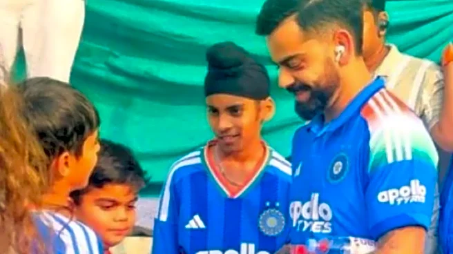 IND vs NZ: Virat Kohli meets childhood lookalike in Vadodara, can't stop Smiling as Arshdeep makes Reel with Young Fans!
