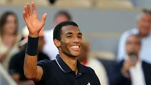 French Open: Auger-Aliassime into quarter-finals after big-serving win over Tabilo