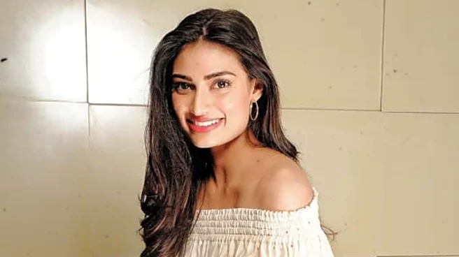 Athiya Shetty Wows Fans In Chic Casuals, Greets Paps With A Smile | Watch Video
