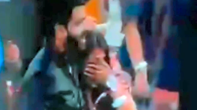 Crowd Goes Wild As Man Proposes To Girlfriend At Enrique Iglesias Concert In Mumbai