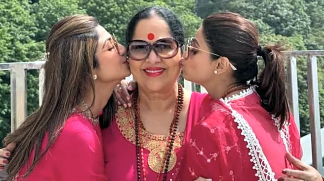 Shilpa And Shamita Shetty Visit Mother Sunanda At Lilavati Hospital | Video