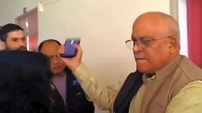Dramatic Video From Uttarakhand: Govt Officer Snatches Woman's Phone; She Shouts ‘Hum Press Se Hai’, Grabs His Waistcoat