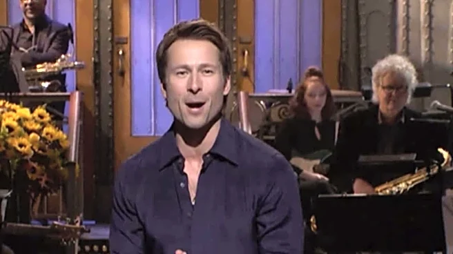 Top Gun Star Glen Powell Opens SNL Episode With Delivery Guy Who Shared His First Invite