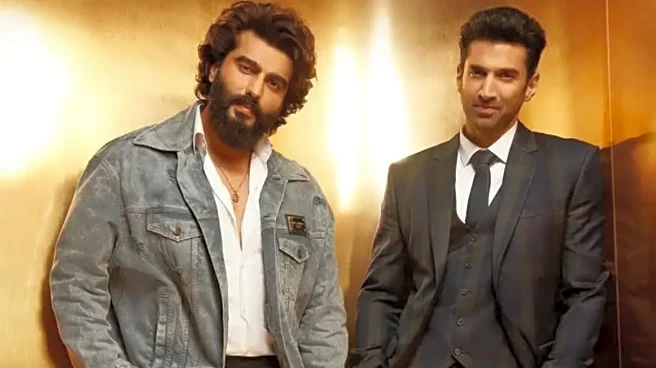 Janhvi Kapoor Spotted With Varun Dhawan, Disha Patani In Delhi | Video