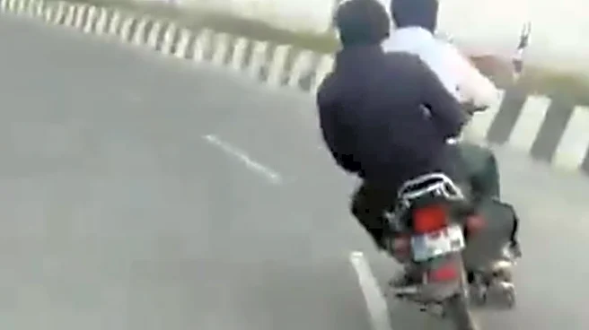 Lucknow Men Take On Gold Chain Snatchers In Dramatic Car Chase Video: ‘Chori Karega, Bike Rok…’