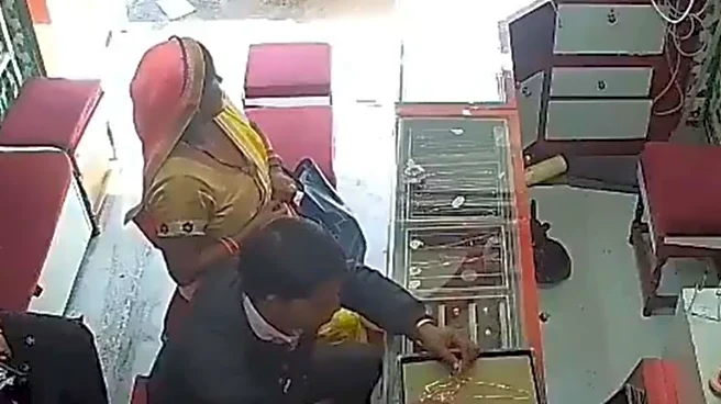 UP Man, Posing As Customer, Flees With Chains Worth Rs 4 Lakh. Internet Says ‘Pakka Koi Majboori Hogi’