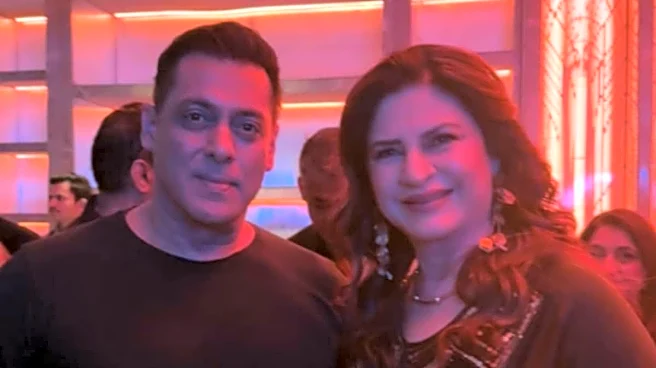 Kunickaa Sadanand Poses With Salman Khan At BB19 Party, Fans Call Them ‘OGs’