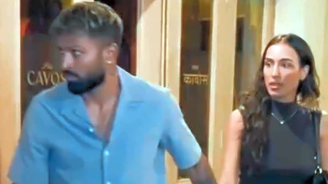Hardik Pandya Protects Girlfriend Mahieka Sharma As They Get Surrounded By Fans | Watch