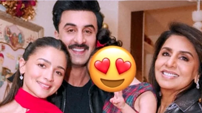 Neetu Kapoor Shares Unseen Christmas Moment With Ranbir Kapoor, Alia Bhatt And Raha