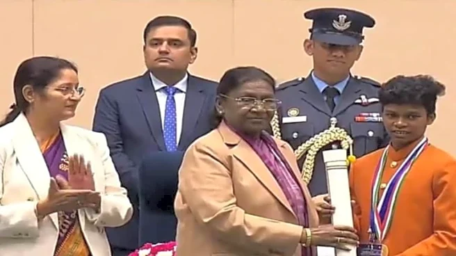 President Droupadi Murmu Presents 14-Year-Old Yogita Mandavi With Pradhan Mantri Rashtriya Bal Puraskar