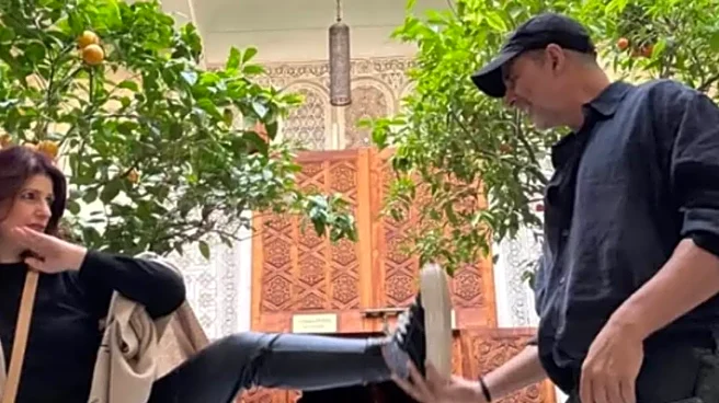 Akshay Kumar Hilariously Gets 'Knocked Out' By Birthday Girl Twinkle Khanna, Check Out Viral Pic