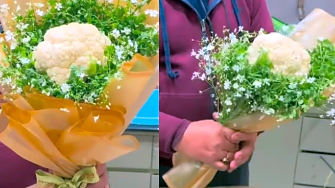 Faridabad Man’s Cauliflower Bouquet Will Remind You Of Akshay Kumar’s ‘Kithe Chali Hai Gobi Da Phool Banke’ Dialogue