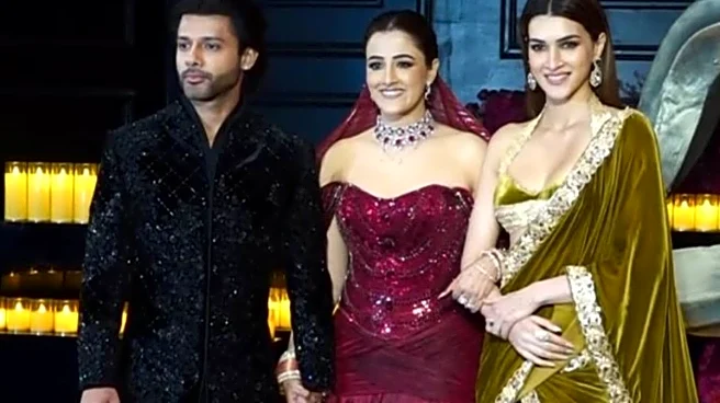 Kriti Sanon’s Sweet Family Moment At Nupur, Stebin Ben’s Reception | Watch