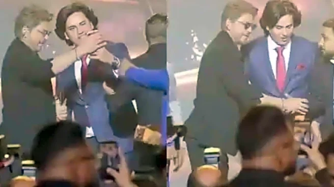 Shah Rukh Khan Stops Fan From Clicking Selfie On Stage At Joy Awards, Internet Backs Him