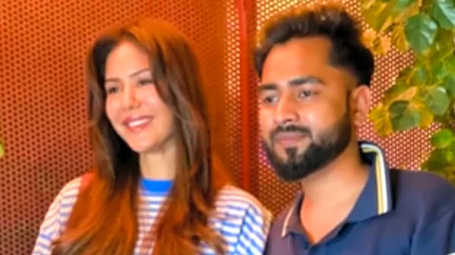 ‘Sakal Bhi Elvish Jaisi’: Sonam Bajwa Can’t Stop Laughing As Paparazzi Joke About Fan