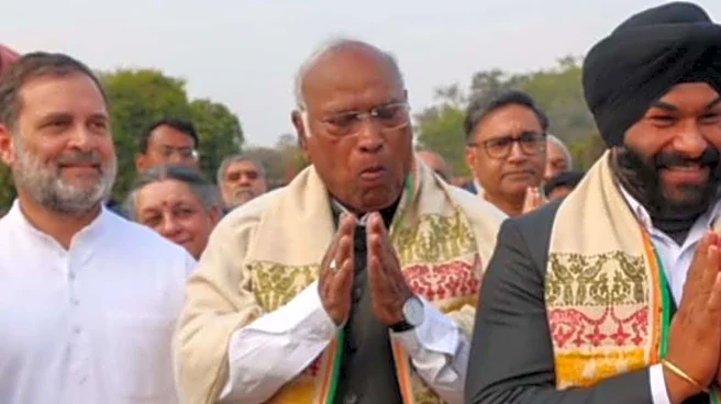 Rahul Gandhi Refuses To Wear North-Eastern Patka At Rashtrapati Bhavan Event