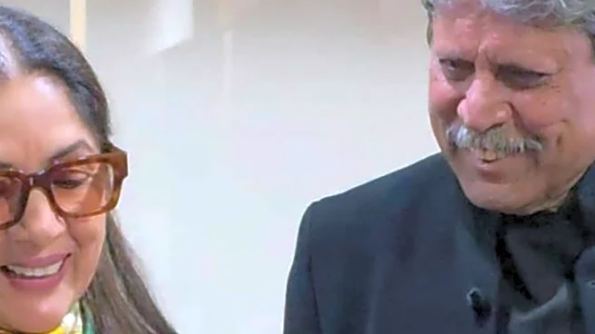 DND, Neena Gupta Is Showing Her Granddaughter’s Photos To Kapil Dev