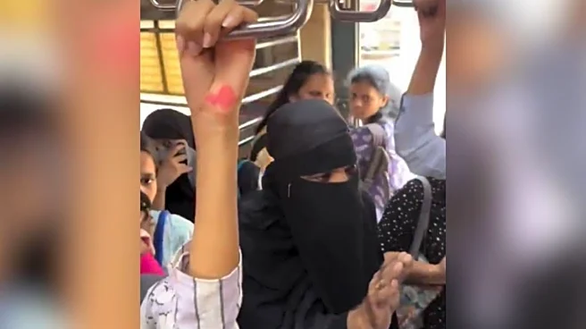 Man Disguised In Burqa Caught Travelling In Mumbai Local's Ladies Compartment | Video