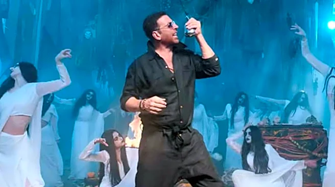 Akshay Kumar Lost His Balance, Fell And Got Injured During ‘Bhooth Bangla’ Shoot | Watch