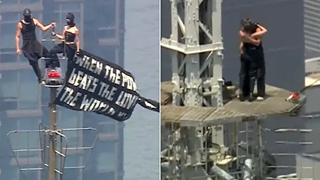 Love In The Air! Man Proposes Atop New York's Empire State Building, She Says 'Yes' | Watch