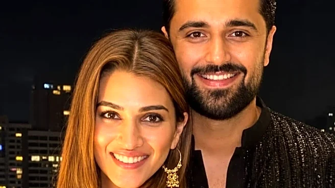 Kriti Sanon Steps Out For A Dinner Date With Boyfriend Kabir Bahia; Video Goes Viral