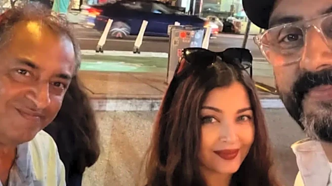 Abhishek Bachchan Spotted With Aishwarya Rai In New York Amid King Shoot | Viral Photo