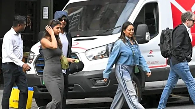 Amid Silence On CJP's Jantar Mantar Protest, Shah Rukh Khan Enjoys Family Vacation In London