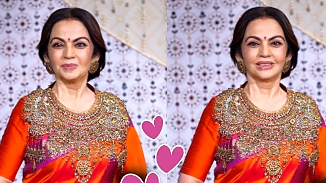 Nita Ambani Welcomed Bappa In A Rich Silk Saree, Then Let Her Giant Neckpiece Do The Talking