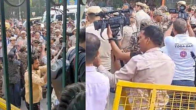 Jamia Protest Turns Chaotic After Students Detained At Campus Gate | Video