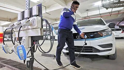 Delhi drops draft EV policy 2026 proposing ICE 2-wheeler ban