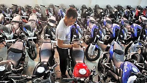 Indian automakers lift April exports 38% on fuel-efficient vehicle demand