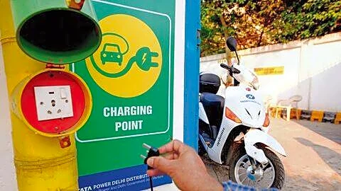 Delhi mandates electric 2 wheeler registrations from April 1 2028