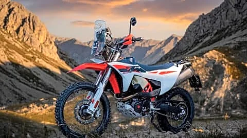KTM unveils 2027 690 Rally with switchable dual front tanks