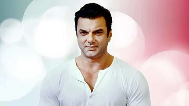 'I feel claustrophobic...': Sohail apologizes for riding bike without helmet