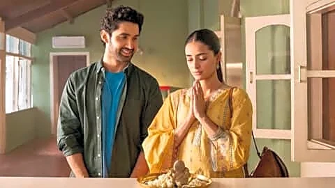 New song 'Aitbaar' from 'Chand Mera Dil' features Panday, Lakshya