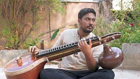 Balachandran's veena in Singh's 'Phir Se' from 'Dhurandhar' goes viral