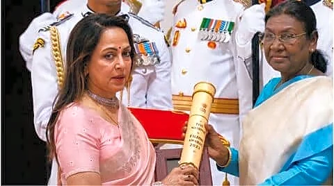 Malini accepts Padma Vibhushan for husband Dharmendra at Rashtrapati Bhavan