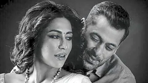 Khan unveils black-and-white 'Main Hoon' video from 'Maatrubhumi' with Singh