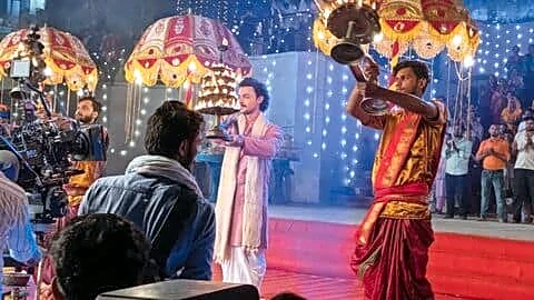 Sharma and Qureshi finish 'Kashi' Varanasi ghat shoot with dance