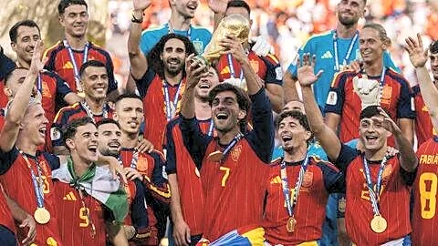 Spain wins World Cup final 1-0 as Fox sets record